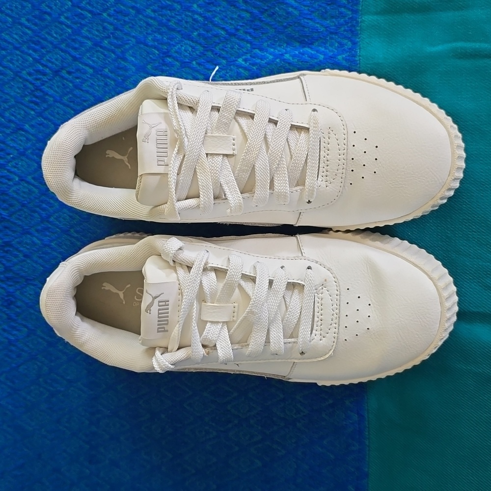 Women Puma white leather tennis shoe size 8.5